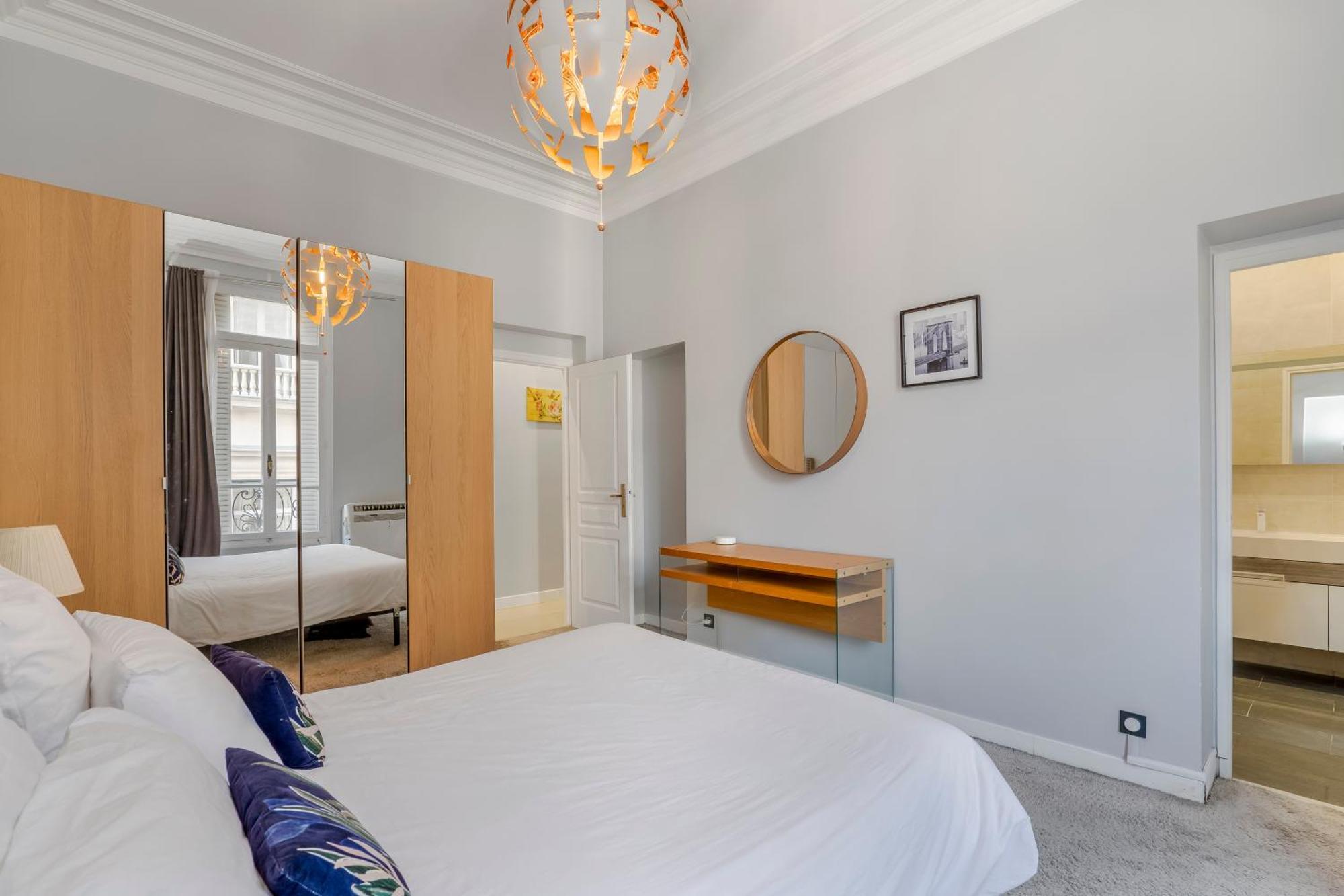 4 Bedroom Opposite The Eiffel Tower Apartment Paris