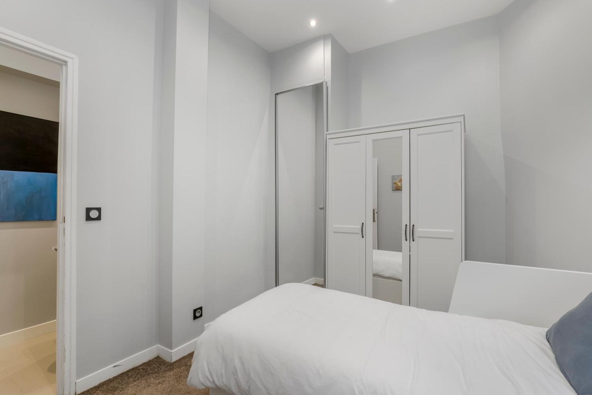 4 Bedroom Opposite The Eiffel Tower Apartment Paris